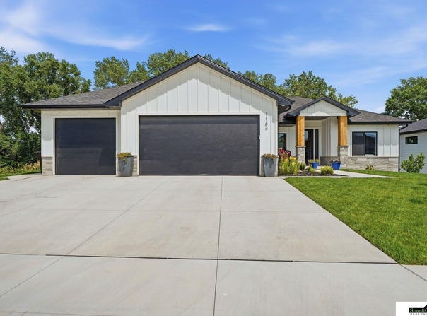 1164 Tuscan Trail, Hickman, NE 68372