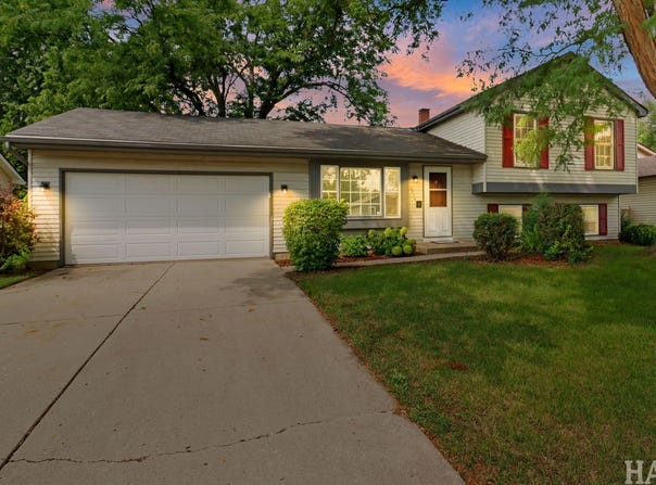 5014 W Greenbrier Drive, McHenry, IL 60050
