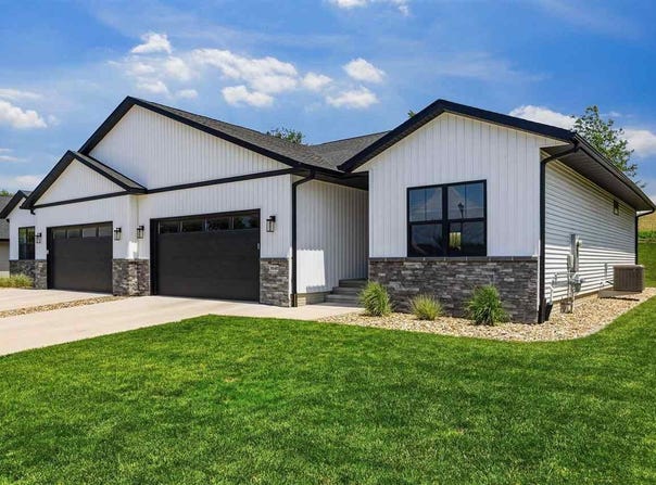 3040 Sunflower St, Ely, IA 52227