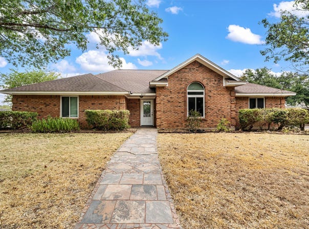 812 Regina Drive, Hewitt, TX 76643