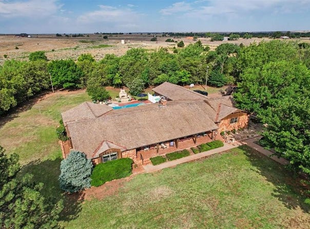 202 Whiteshield Street, Hammon, OK 73650