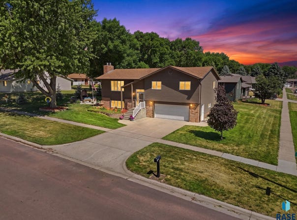904 E 11th St, Dell Rapids, SD 57022-1111