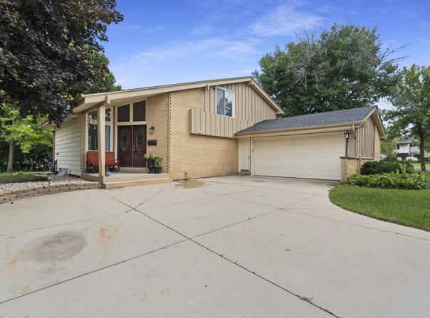 6074 Thornapple Ln, Greendale, WI 53129