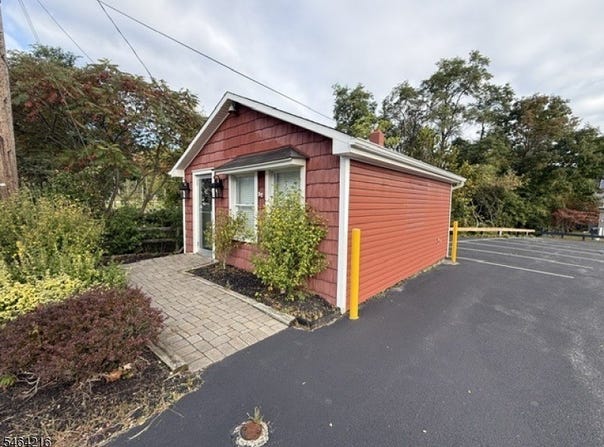 28 Wall St, Oxford Twp., NJ 07863-3392