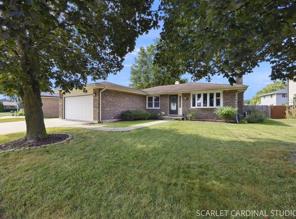 970 Dearborn Circle, Carol Stream, IL 60188