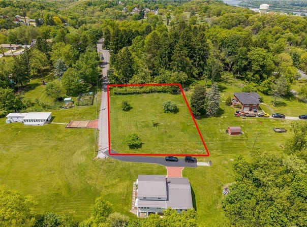 Moreland Drive, Coraopolis, PA 15108