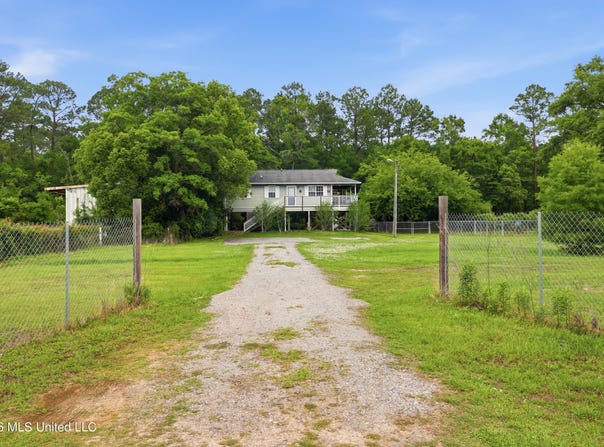 8621 Old Stage Road, Moss Point, MS 39562