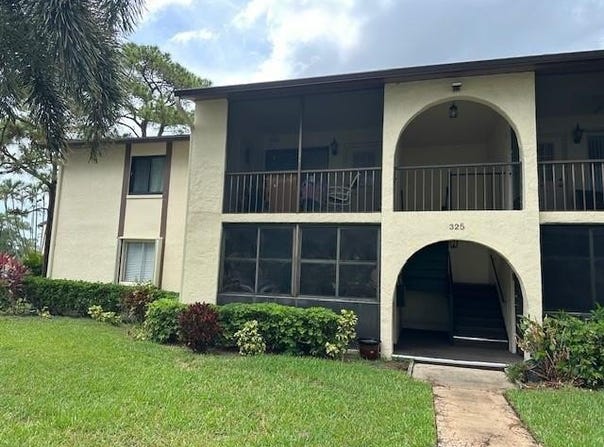325 Knotty Pine Circle, Greenacres, FL 33463