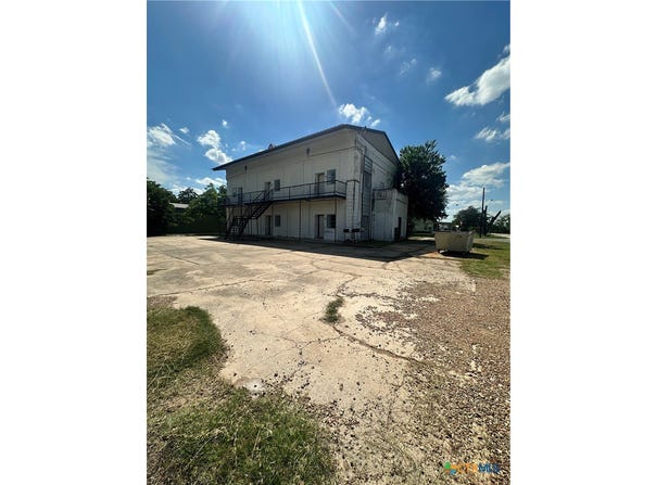 1010 Nelson, Yoakum, TX 77995