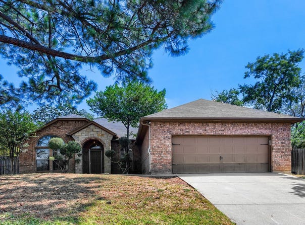 1104 Irwin Drive, Hurst, TX 76053