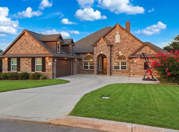 175 WAGON LN, Castroville, TX 78009