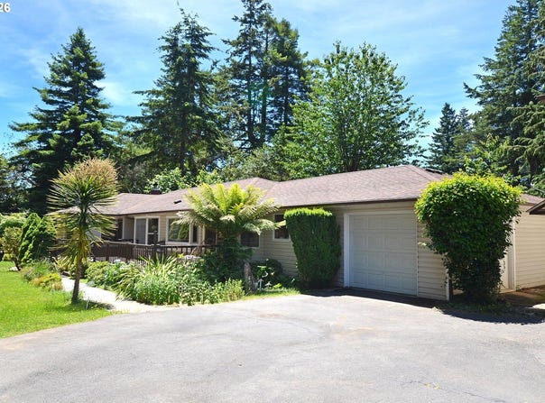 925 7TH St, Brookings, OR 97415