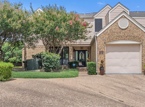 215 Cimarron Trail, Irving, TX 75063
