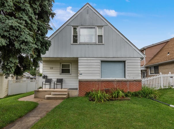 2567 S 60th St, West Allis, WI 53219