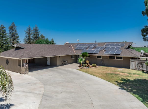 936 E Nebraska Avenue, Dinuba, CA 93618