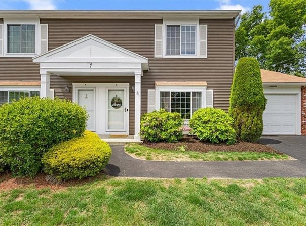 7 Eagle Run, Warwick, RI 02818
