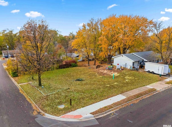 301 PARKWAY Lane, Pekin, IL 61554