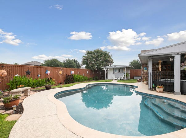 568 Willowview Drive, Saginaw, TX 76179