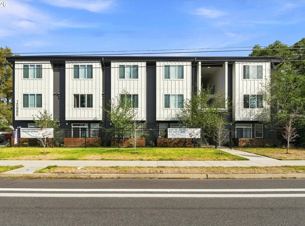 10985 E BURNSIDE St, Portland, OR 97216