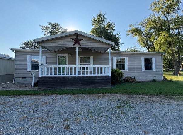 212 E Monroe Street, Keenes, IL 62851