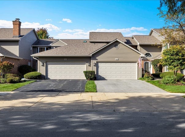 885 Saddlewood Drive, Glen Ellyn, IL 60137