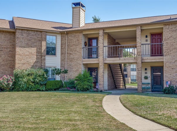 16301 Ledgemont Lane, Addison, TX 75001