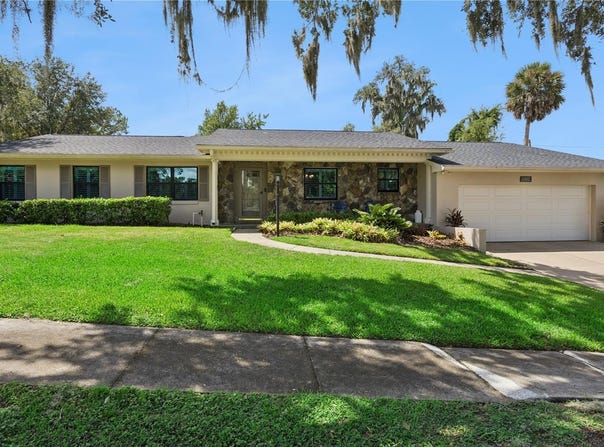 1325 OVERLOOK Drive, MOUNT DORA, FL 32757