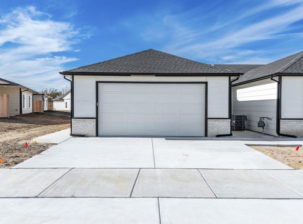 504 E Harper St, Valley Center, KS 67147-8948