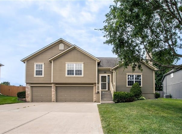 1324 SE Dalton Circle, Lee's Summit, MO 64081