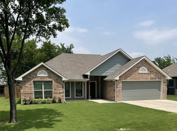 700 E Walcott Street, Pilot Point, TX 76258