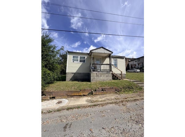 122 Mayfair Ave, OAK HILL, WV 25901
