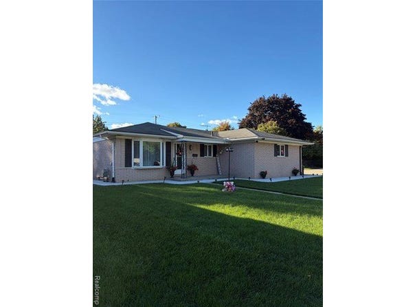 2655 Clayton Drive, Troy, MI 48083