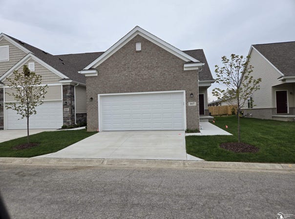 807 Plum Vlg Drive, Monroe, MI 48161