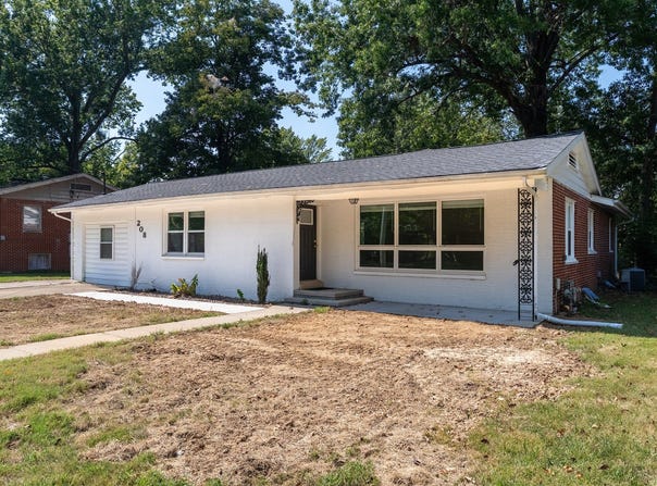 208 S Pine Lane, Carbondale, IL 62901