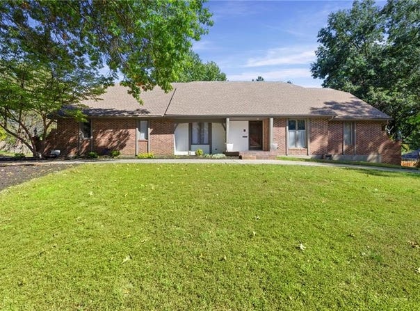 205 NW Hillcrest Lane, Lee's Summit, MO 64063