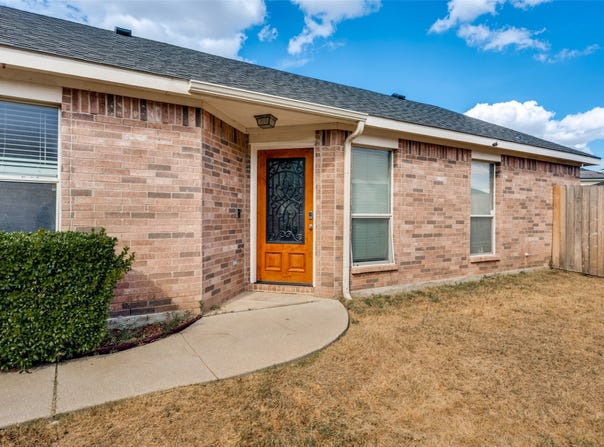909 Honey Locust Lane, Crowley, TX 76036