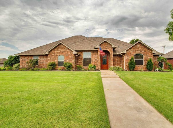 2002 Daybreak Ln, Enid, OK 73703