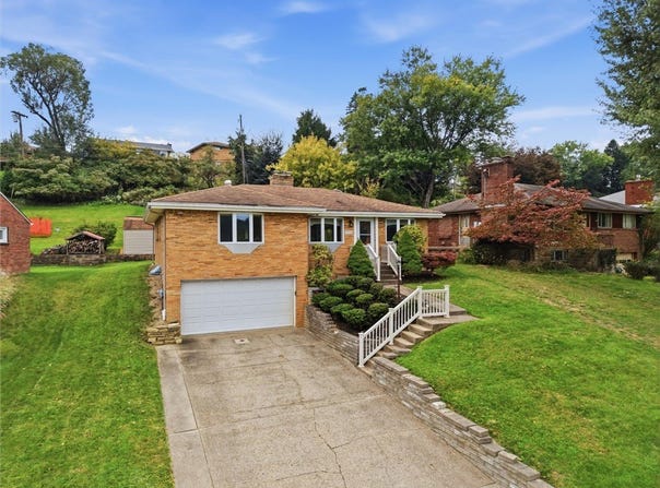 4770 Sherwood Dr, Whitehall, PA 15236