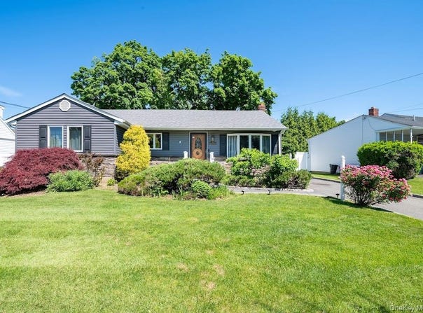 23 Martin Road S, Bethpage, NY 11714