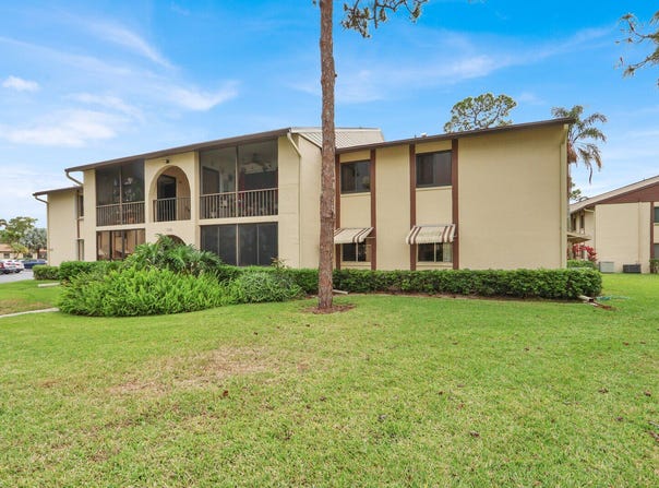 338 Knotty Pine Circle, Greenacres, FL 33463
