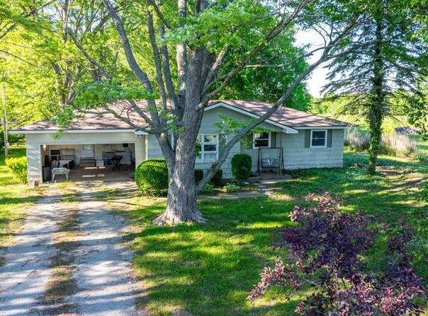 607 E 900 North Rd, Tower Hill, IL 62571