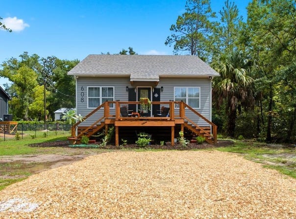 608 W 10th St, Carrabelle, FL 32322