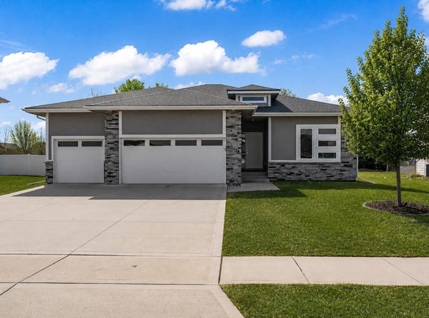 16734 Maple Street, Clive, IA 50325