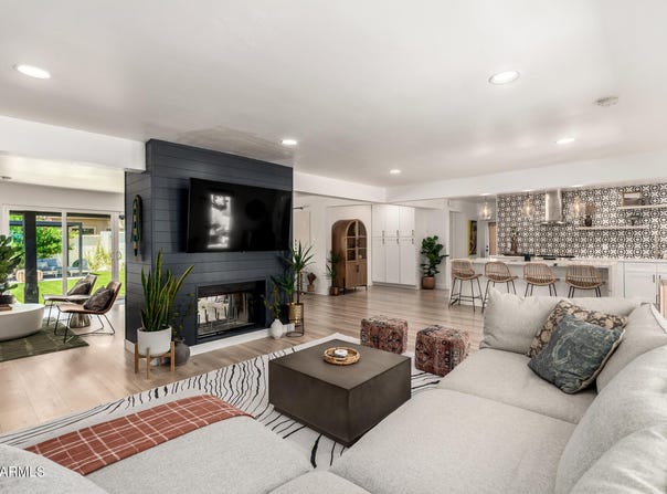 8112 N 10TH Place, Phoenix, AZ 85020
