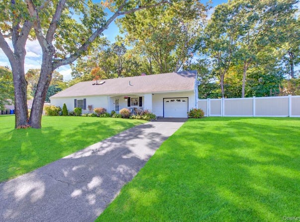 14 Campus Lane, Ronkonkoma, NY 11779