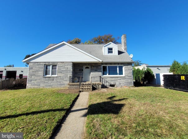 17 W MAPLE Avenue, BELLMAWR, NJ 08031
