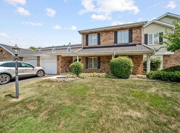 7215 Willow Way Lane, Willowbrook, IL 60527