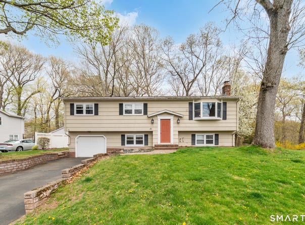 51 Sky View Circle, Hamden, CT 06514
