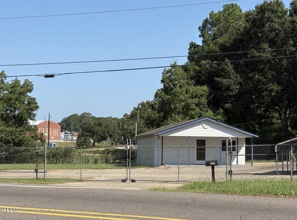 525 E Central Avenue, Wiggins, MS 39577