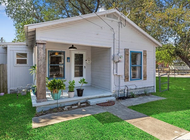 705 E MOUNTAIN ST, Seguin, TX 78155